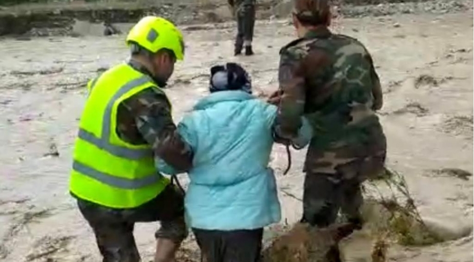 pirsaat-chayinda-tehlukeli-veziyyetde-qalan-shexsler-xilas-edilib