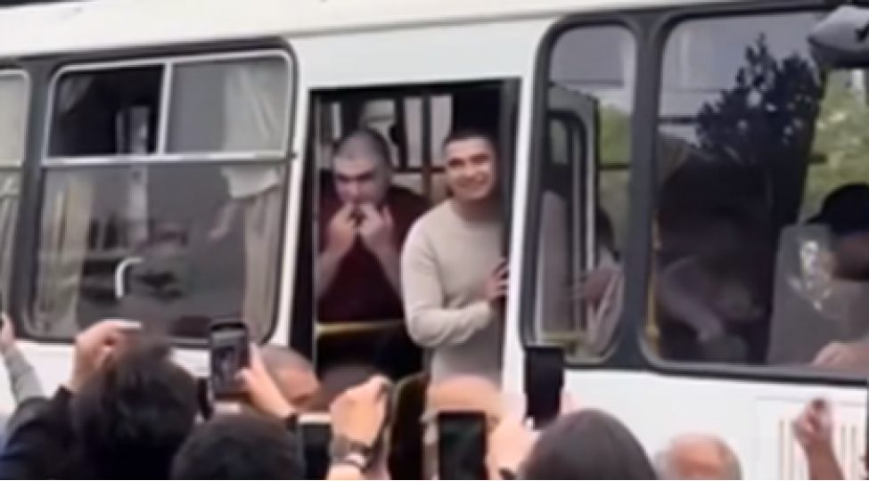 azerbaycanli-chagirishchilar-herbi-xidmete-bele-gedir-video