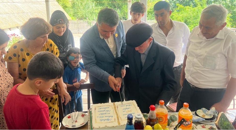 deputat-90-yashli-sechicisini-ve-shehid-ailesini-ziyaret-edib