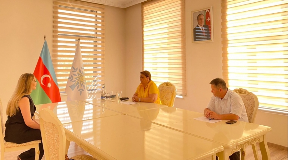 hicran-huseynova-vetendash-qebul-kechirib-foto