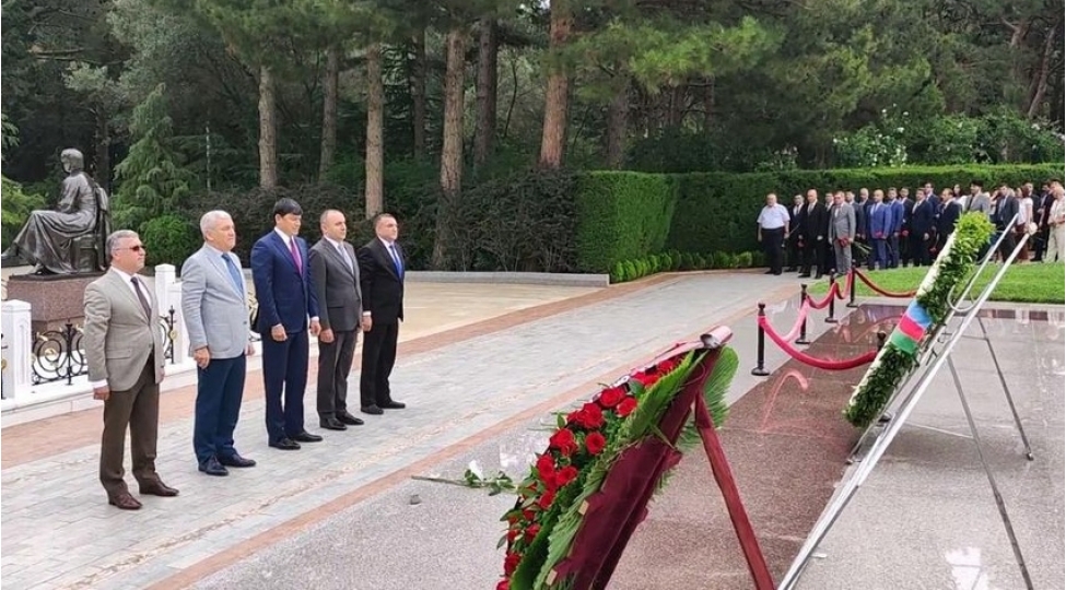 dovlet-komitesinin-emekdashlari-heyder-eliyevin-mezarini-ziyaret-edib