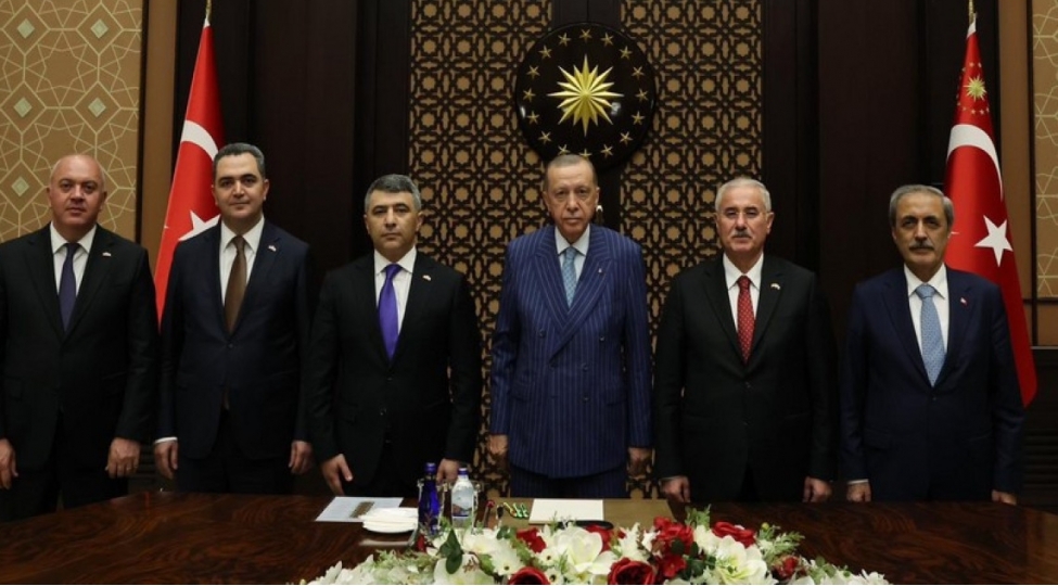 erdogan-azerbaycan-ali-mehkemesinin-sedrini-qebul-edib-foto