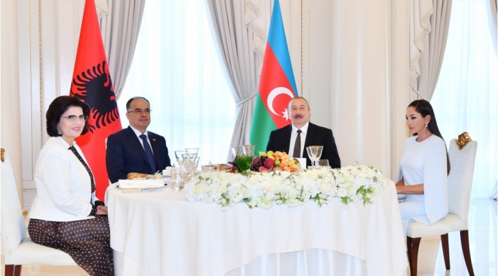 albaniya-prezidenti-ve-xaniminin-sherefine-resmi-lanch-verilib
