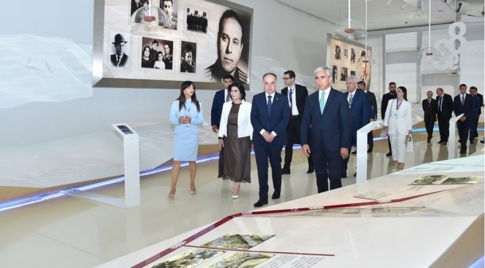 albaniya-prezidenti-ve-xanimi-heyder-eliyev-merkezi-ile-tanish-olublar