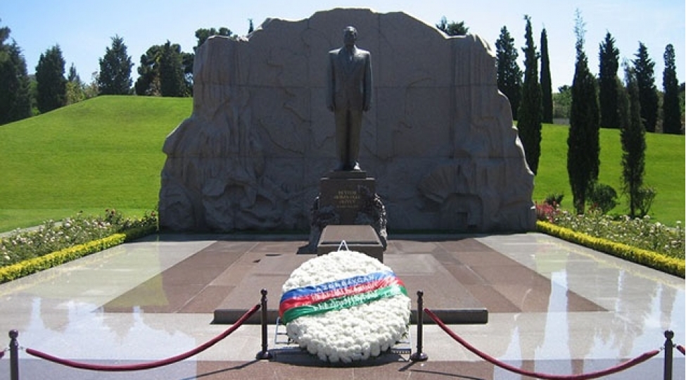 albaniya-prezidenti-ulu-onder-heyder-eliyevin-mezarini-ziyaret-edib