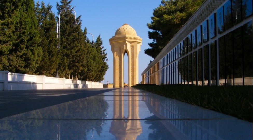 albaniyanin-prezidenti-shehidler-xiyabanini-ziyaret-edib