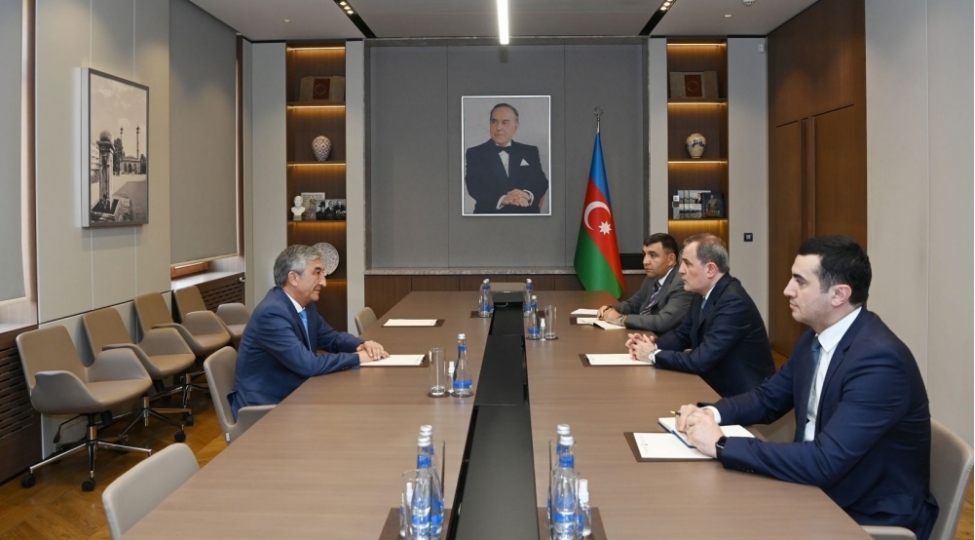 ceyhun-bayramov-tacikistanli-sefirle-gorushub