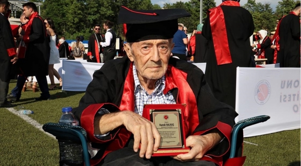 turkiyede-82-yashli-shexs-universitet-mezunu-olub