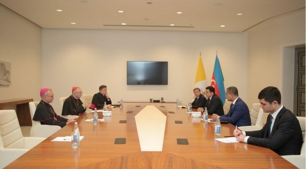 muqeddes-taxt-tacin-dovlet-katibi-azerbaycanin-medeniyyet-naziri-ile-gorushub