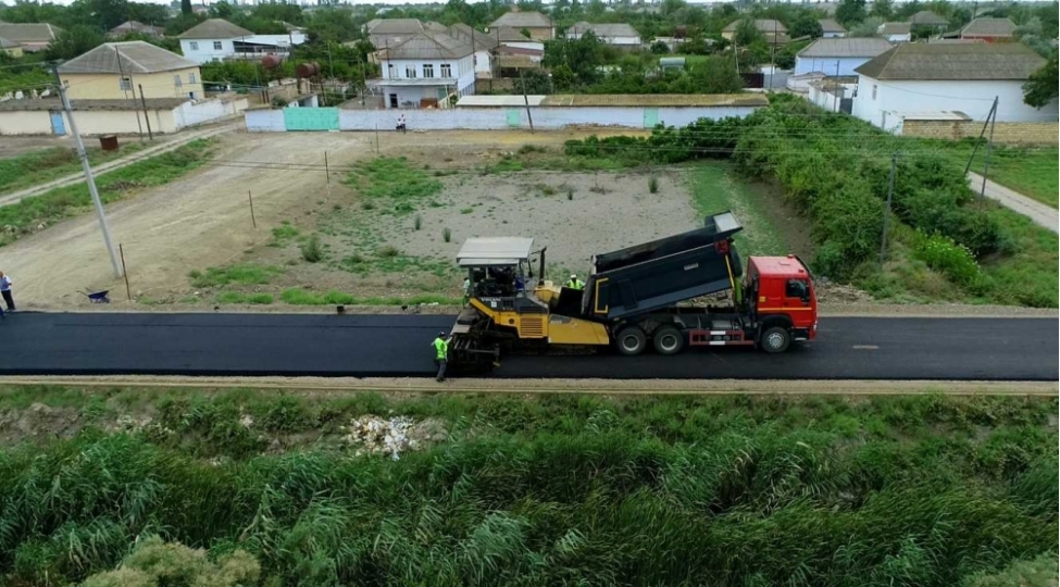 salyan-rayonunda-33-km-uzunluga-malik-yollar-yeniden-qurulur-fotovideo