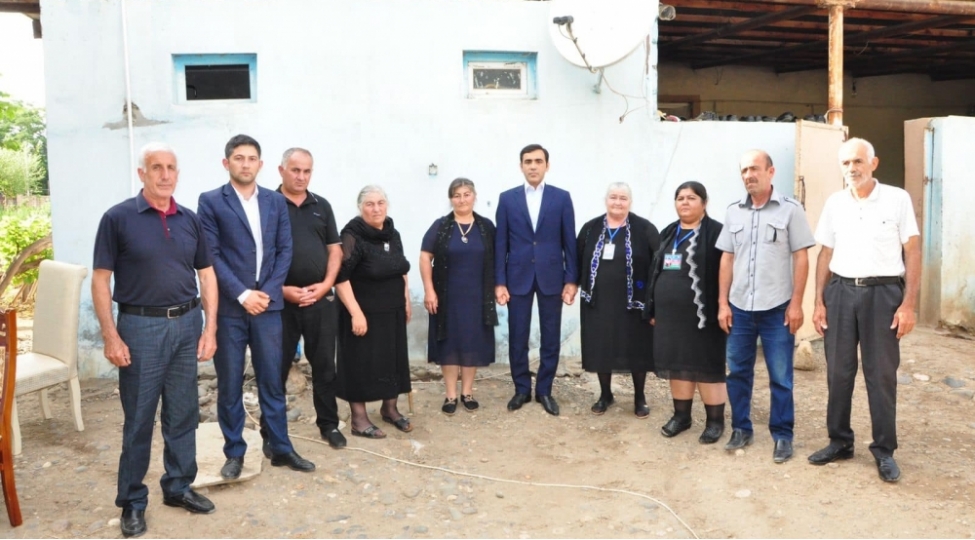 deputat-goranboyda-shehid-aileleri-ile-gorushub-foto-3