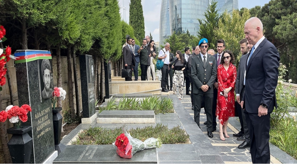 israil-mudafie-naziri-albert-aqarunovun-mezarini-ziyaret-edib