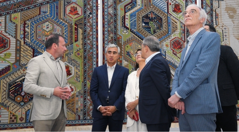 vaqif-poeziya-gunleri-cherchivesinde-dovletin-memari-bir-omrun-ensiklopediyasi-xalchasinin-teqdimati-olub-foto