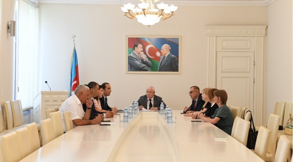 qachqinkom-yaninda-ictimai-shuranin-yeni-terkibde-ilk-iclasi-kechirilib-sedr-sechilib-foto