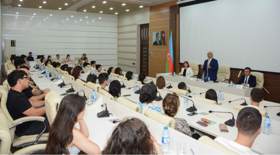 unec-rektoru-valideyn-ve-abituriyentlerle-gorushub-foto