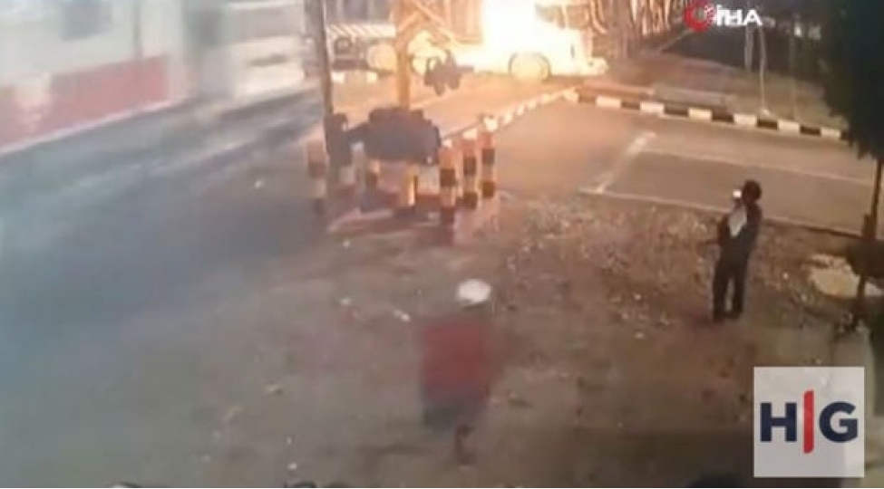 indoneziyada-sernishin-qatari-yuk-mashinina-chirpildi-anbaan-video