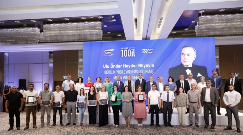 ady-media-musabiqesinin-qaliblerini-mukafatlandirib-foto