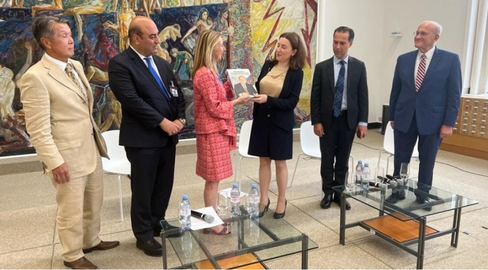 bmt-nin-cenevre-bolmesinde-heyder-eliyev-heyatinin-100-ani-kitabinin-teqdimati-olub-foto