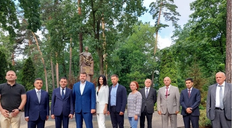 azerbaycanin-ukraynadaki-sefiri-irpene-gedib