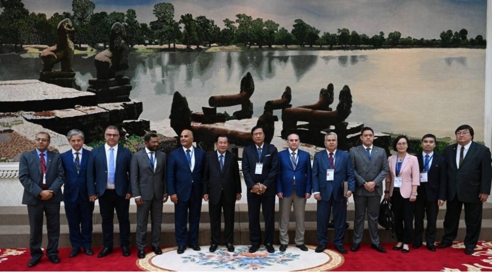 yap-merkezi-aparatinin-rehberi-kamboca-kralliginda-parlament-sechkilerini-mushahide-edib-foto