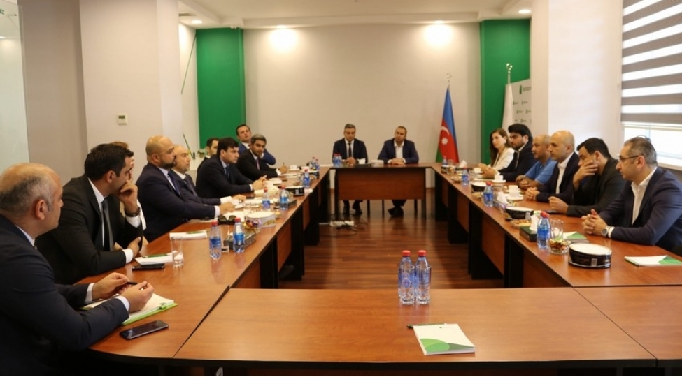 azerbaycanin-turizm-sektorunda-nagdsiz-odenishlerin-genishlendirilmesi-muzakire-edilib-foto