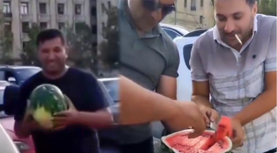 tixacdan-bezib-qarpiz-kesdiler-video