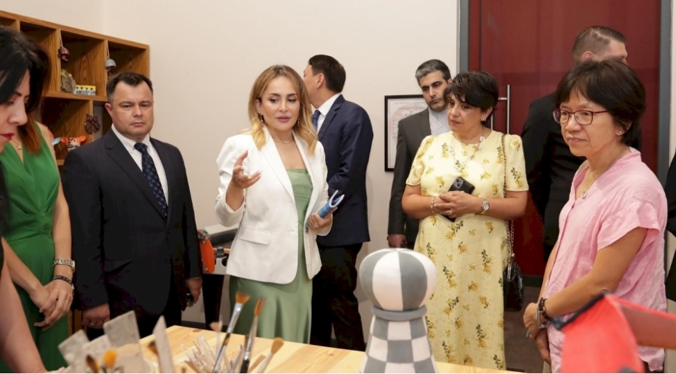 xarici-diplomatlar-dost-inkluziv-inkishaf-ve-yaradiciliq-merkezinde-olub-foto