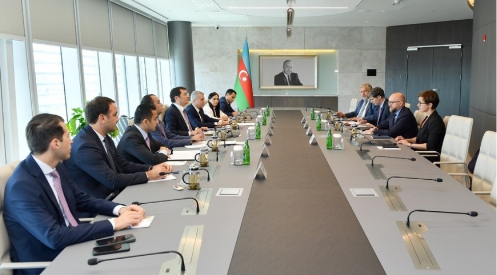 azerbaycan-ve-aiib-yashil-enerji-uzre-potensial-layiheleri-muzakire-edib-foto