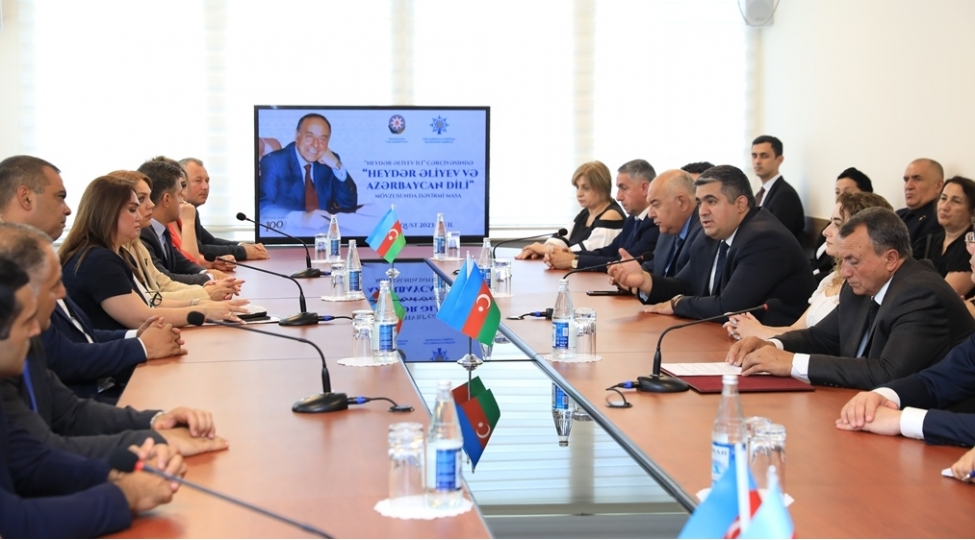 nizami-rayonunda-heyder-eliyev-ve-azerbaycan-dili-movzusunda-deyirmi-masa-kechirilib-foto