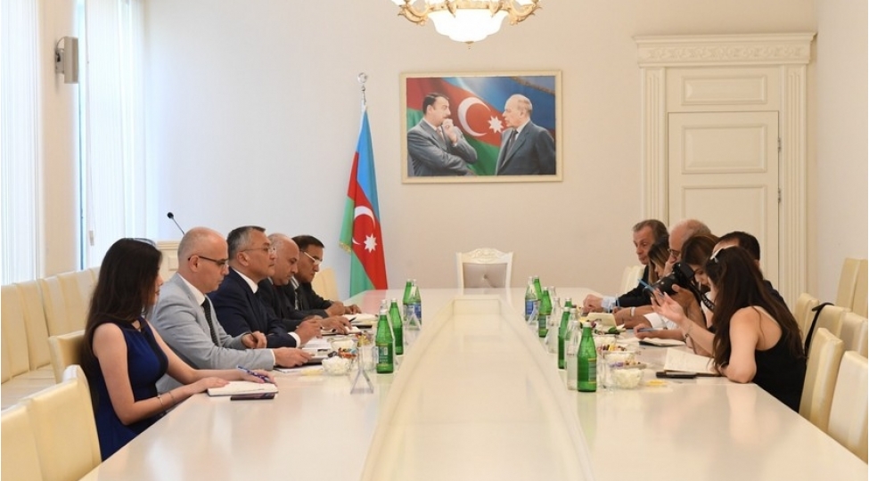 dovlet-komitesinde-bir-qrup-ecnebi-jurnalist-ve-media-eksperti-ile-gorush-kechirilib-foto