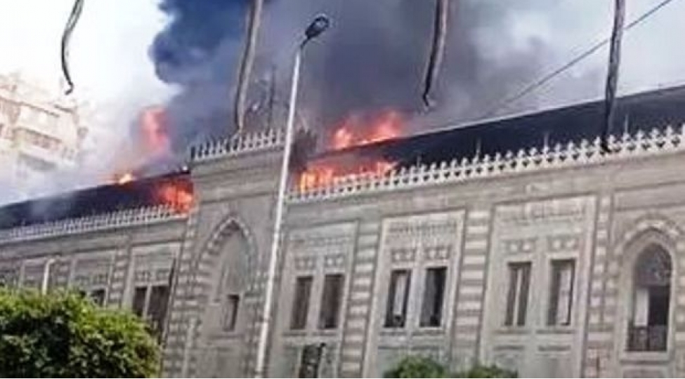 misirde-nazirlik-binasi-yandi-video