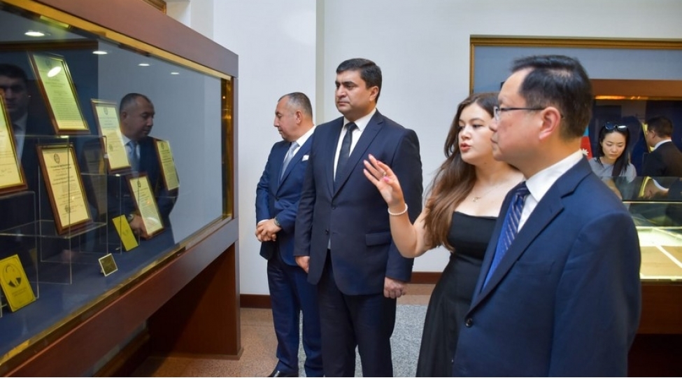 chunchin-sheherinin-numayende-heyeti-naxchivana-sefere-gelib-foto