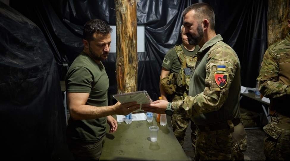 zelenski-donetsk-vilayetinde-hucum-emeliyyatlari-aparan-briqadalara-bash-chekib-foto
