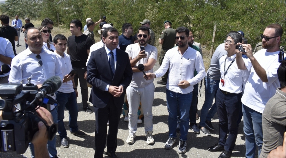 azerbaycandaki-diplomatik-korpus-uzvlerinin-agdama-seferi-foto
