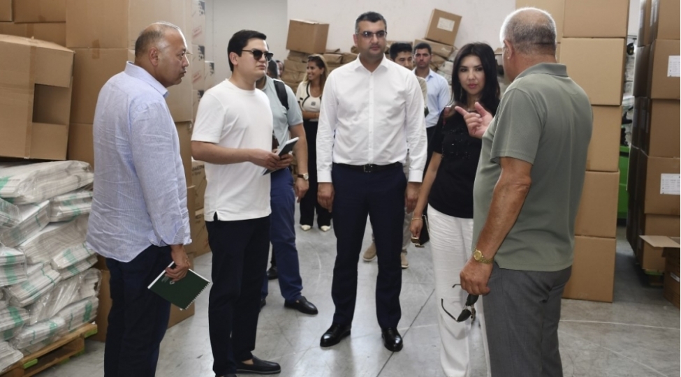 ozbekistanin-eczachiliq-shirketlerinin-numayendeleri-ile-gorush-kechirilib-foto