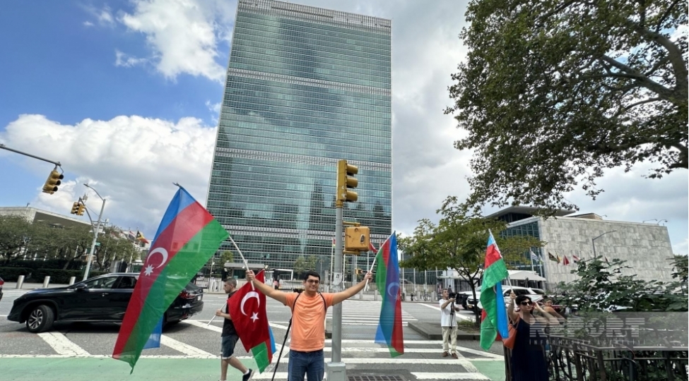 azerbaycan-icmasinin-feallari-bmt-nin-menzil-qerargahi-onunde-aksiya-kechirirler