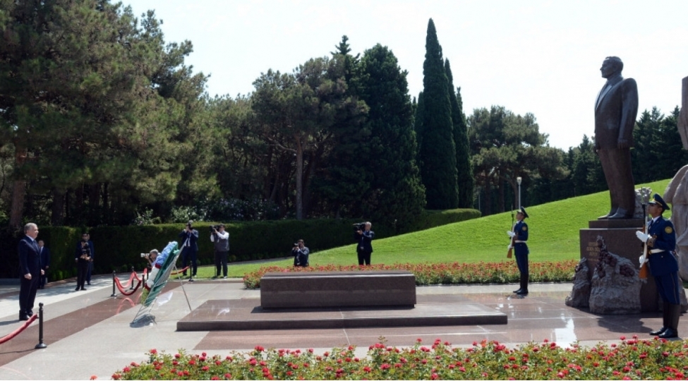 ozbekistan-prezidenti-shavkat-mirziyoyev-ulu-onder-heyder-eliyevin-mezarini-ziyaret-edib