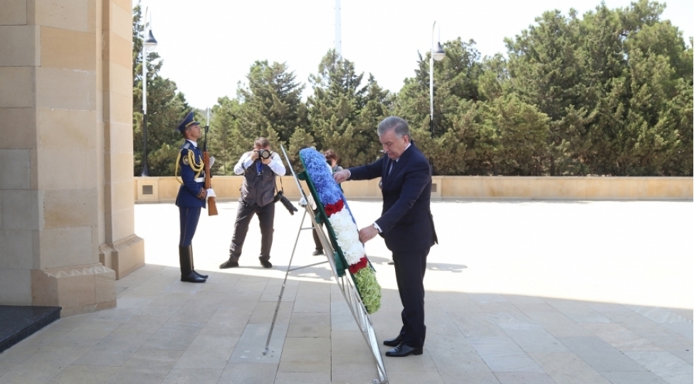ozbekistan-prezidenti-ve-xanimi-shehidler-xiyabanini-ziyaret-edib