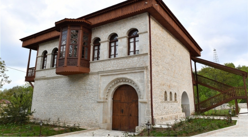 azerbaycan-ile-ozbekistan-dovlet-bashchilari-shushada-bulbulun-ev-muzeyinde-mehmandarovlarin-malikane-kompleksinde-olublar