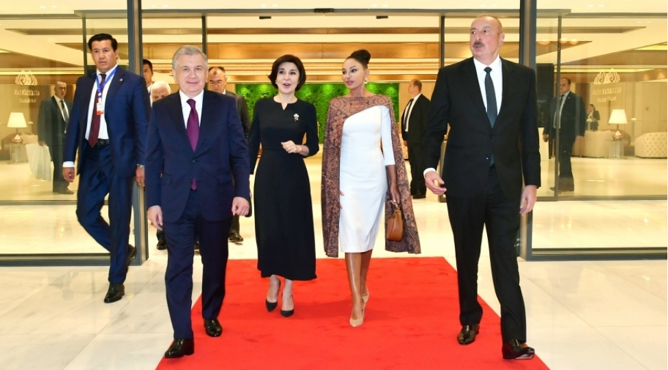 azerbaycan-ile-ozbekistan-prezidentleri-ve-xanimlari-fuzuli-sheherinde-yeni-evlere-kochurulmush-sakinlerle-gorushubler-yenilenib