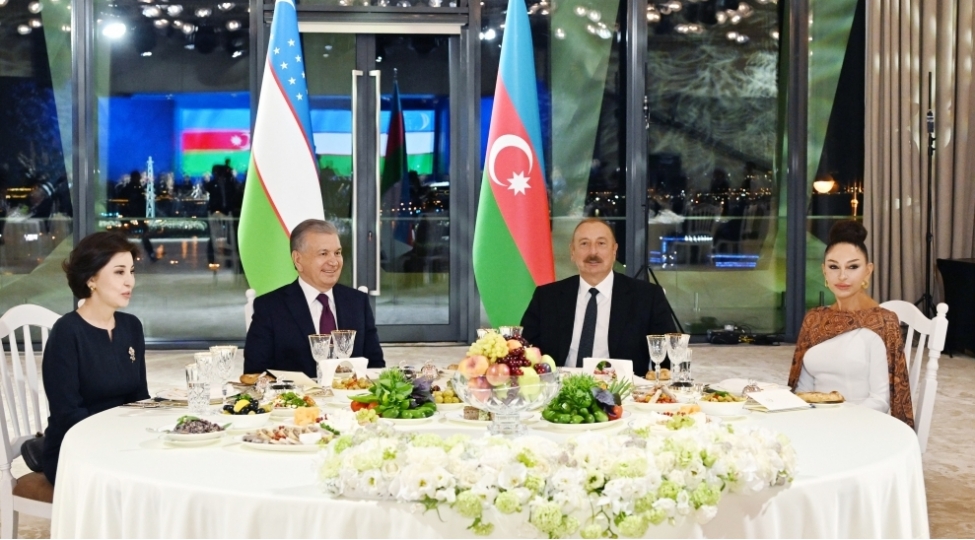 bakida-ozbekistan-prezidenti-ve-xaniminin-sherefine-dovlet-ziyafeti-verilib-yenilenib
