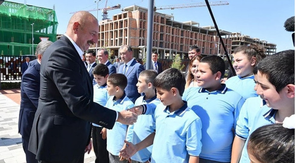 mehriban-eliyeva-fuzulide-mekteb-achilishindan-paylashim-etdi-fotolar