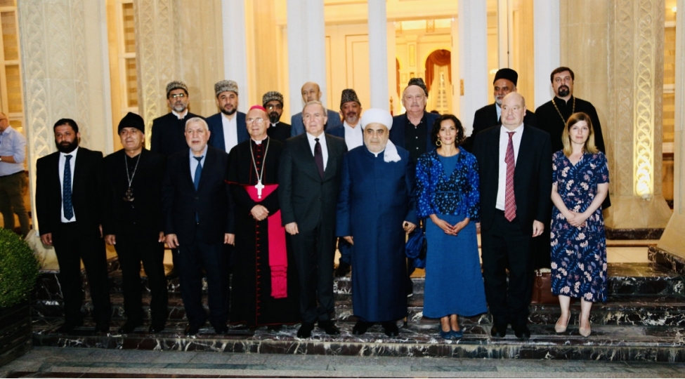 allahshukur-pashazade-belchika-xin-rehberi-ile-gorushub-foto