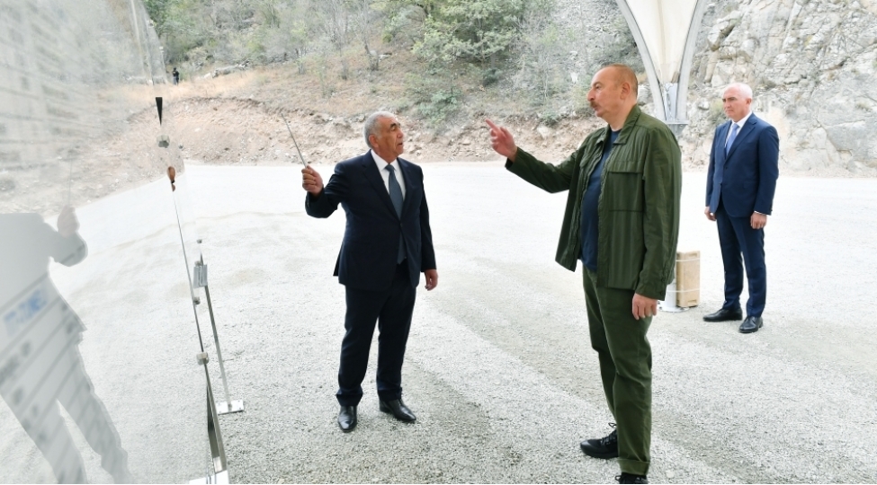 prezident-kelbecerlachin-avtomobil-yolunda-gorulen-ishlerle-tanish-olub