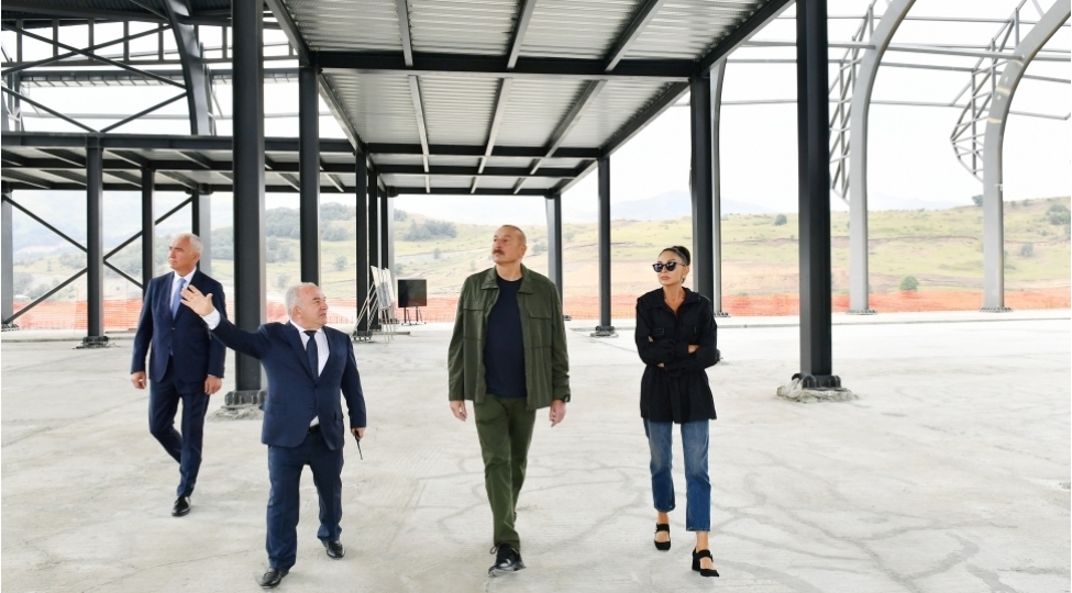 prezident-ilham-eliyev-ve-birinci-xanim-mehriban-eliyeva-lachin-beynelxalq-hava-limaninda-tikinti-ishlerinin-gedishi-ile-tanish-olublar