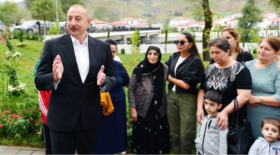 prezident-ilham-eliyev-ve-birinci-xanim-mehriban-eliyeva-lachinin-zabux-kendinde-gorulmush-ishlerle-tanish-olublar-ve-sakinlerle-gorushubler