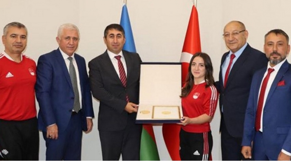 prezident-ermenistandaki-chempionlugunu-azerbaycana-hesr-eden-turkiyeli-idmanchiya-medalin-xususi-hazirlanmish-suretini-hediyye-edib