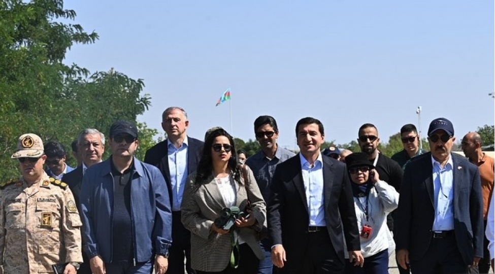 diplomatik-korpus-agdam-xankendi-yolunda-azerbaycan-qizil-aypara-cemiyyetinin-erzaq-yuklerinin-yerleshdiyi-menteqe-ile-tanish-olublar