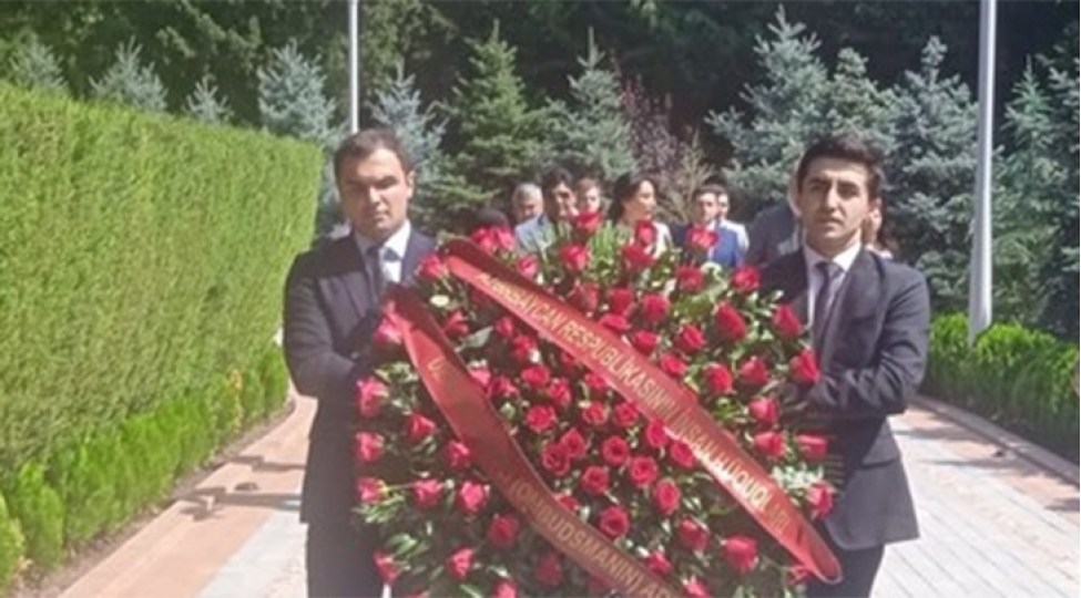 iet-numayende-heyeti-fexri-ve-shehidler-xiyabanlarini-ziyaret-edib