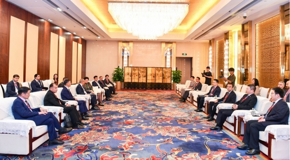 mikayil-cabbarov-chin-beynelxalq-iqtisadi-emekdashliq-assosiasiyasinin-prezidenti-ile-gorushub